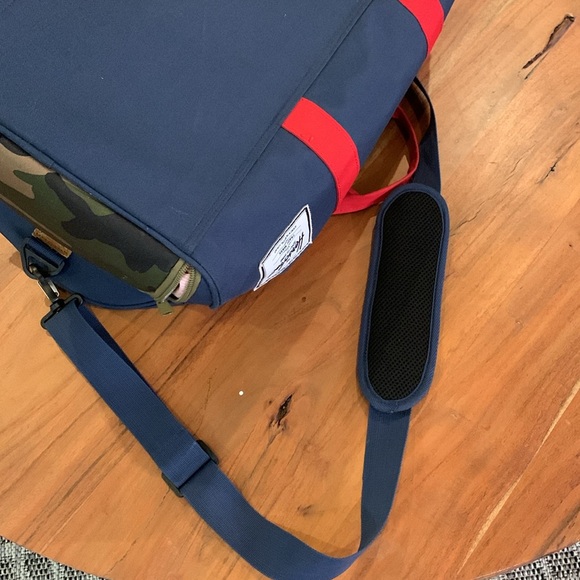 ☀️ Used Herschel Supply Company Blue and Red Duffel Bag - Picture 13 of 14